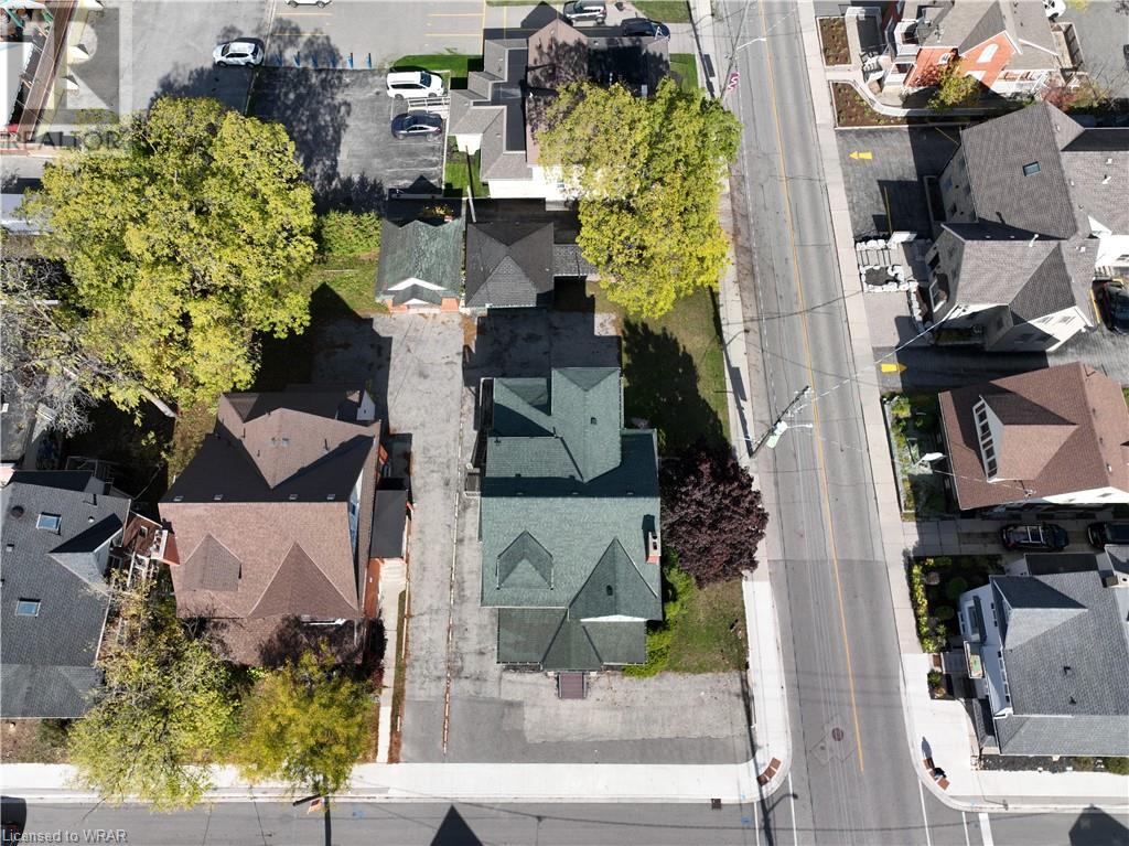 16 YOUNG Street E