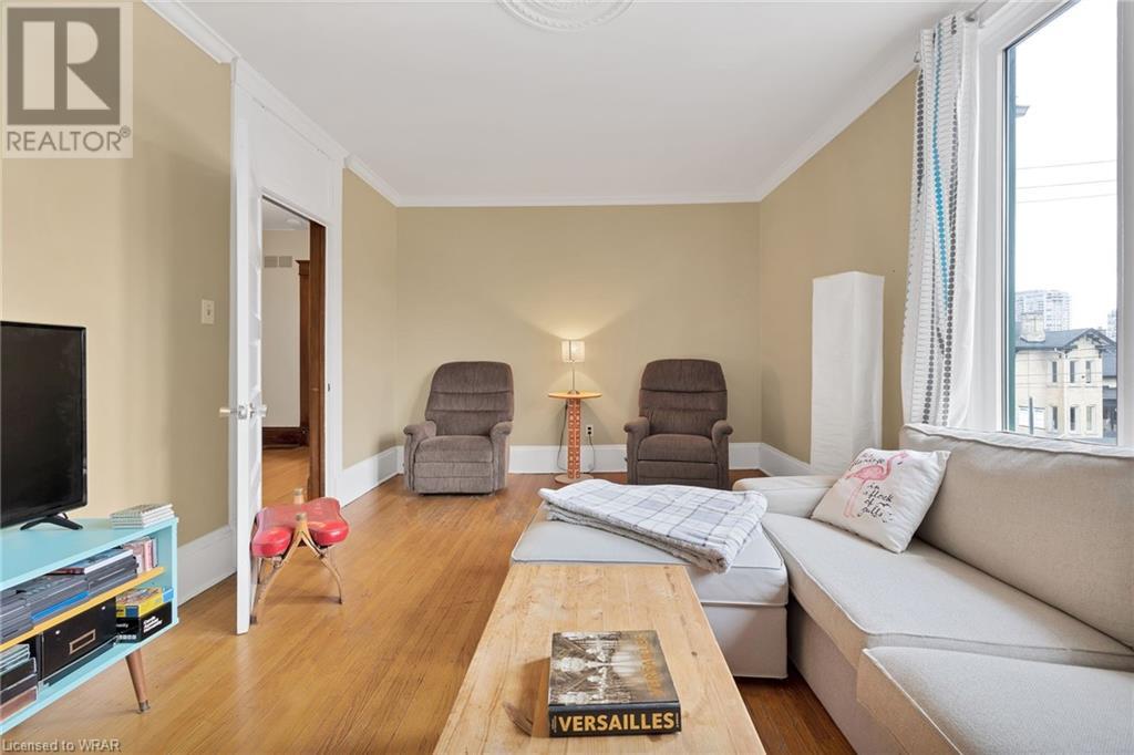 16 YOUNG Street E