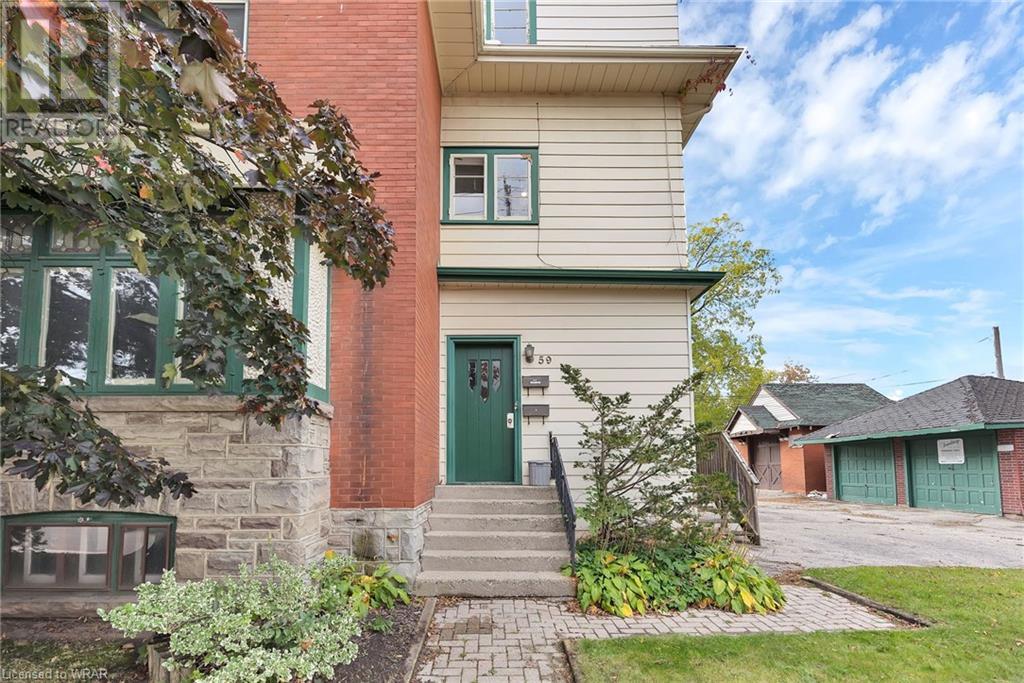16 YOUNG Street E