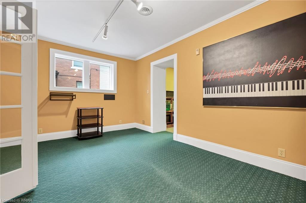 16 YOUNG Street E