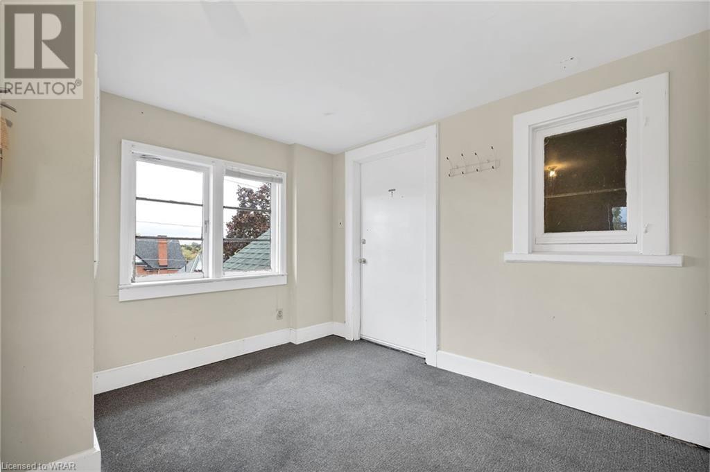 16 YOUNG Street E