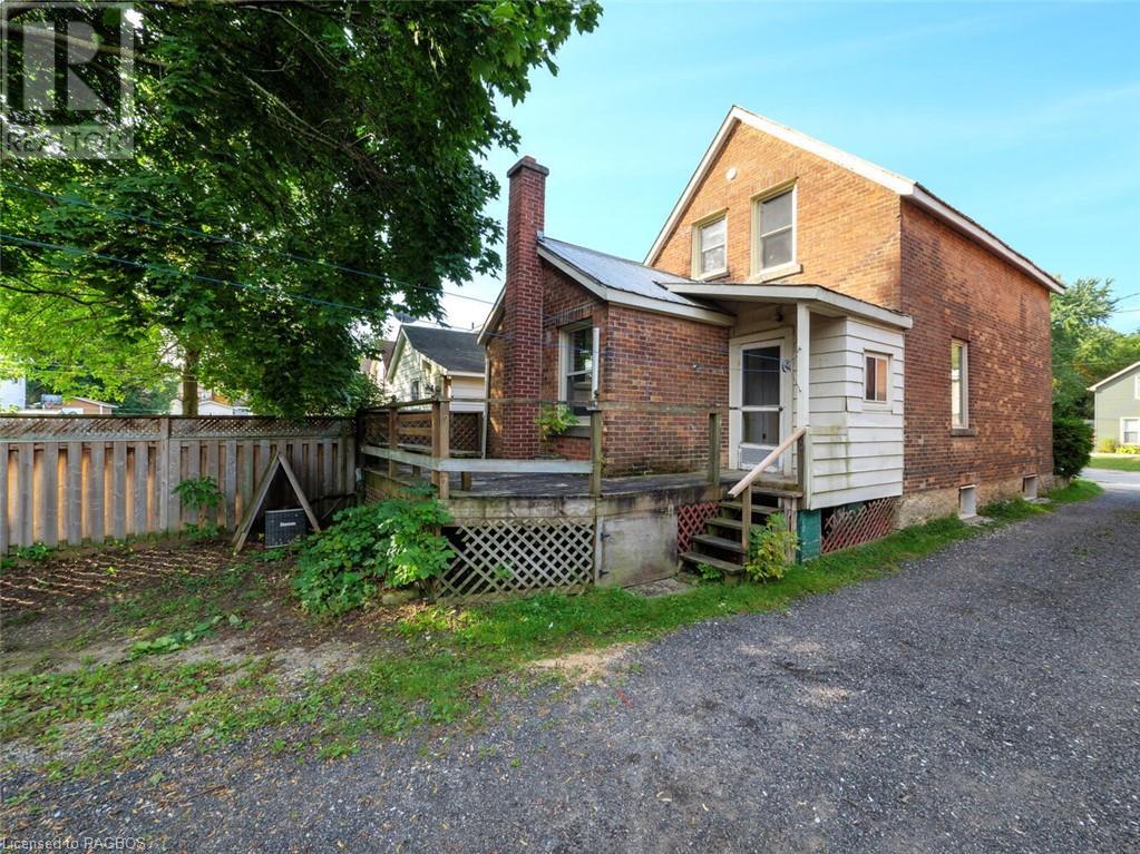 1139 3RD Avenue W