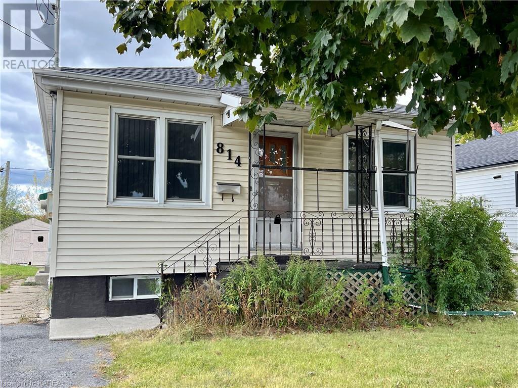 814 VICTORIA Street