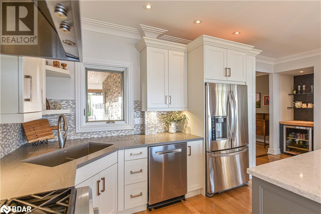 449 VICTORIA Crescent