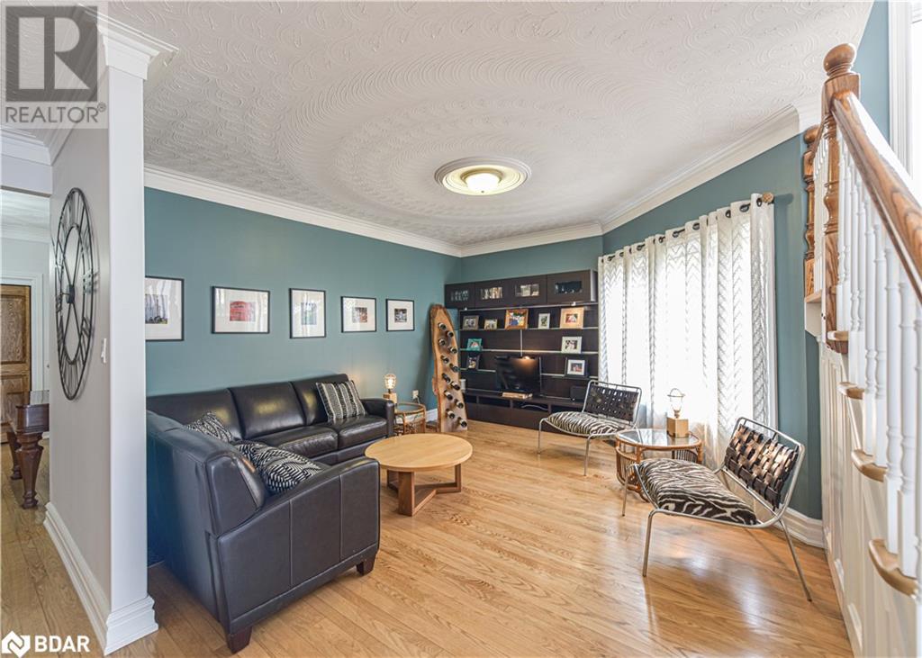 449 VICTORIA Crescent