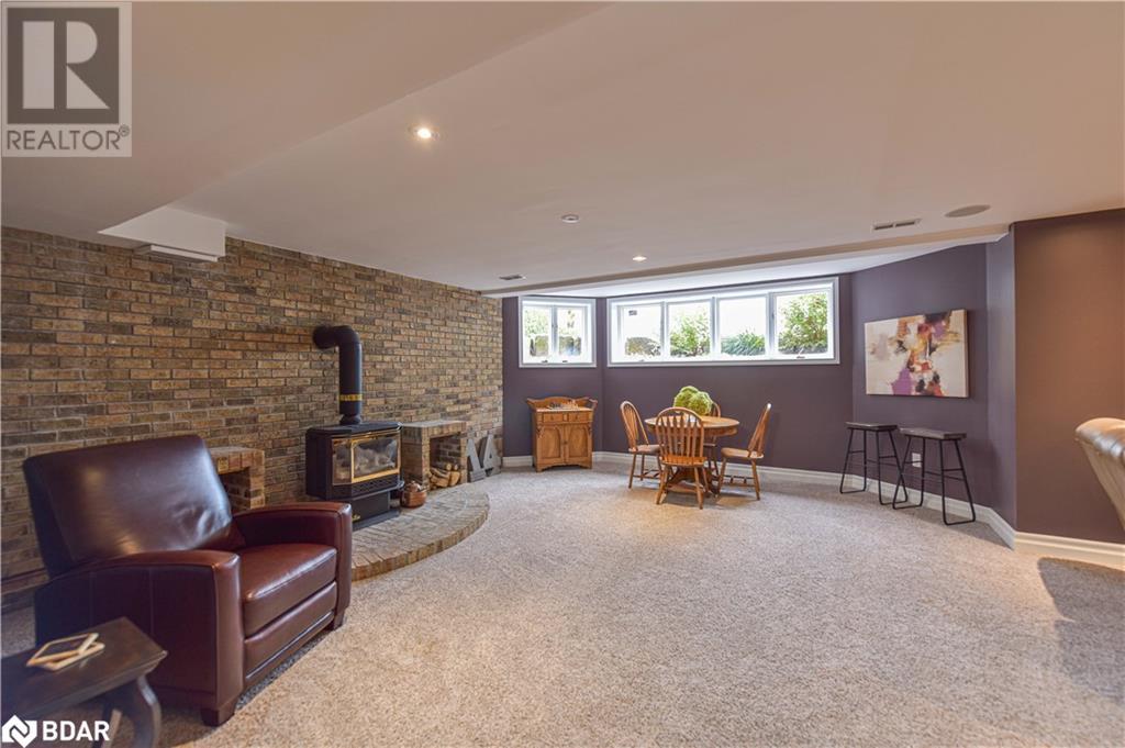 449 VICTORIA Crescent