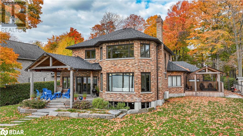 449 VICTORIA Crescent