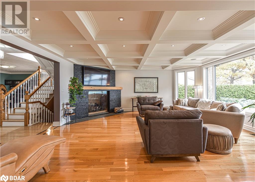 449 VICTORIA Crescent