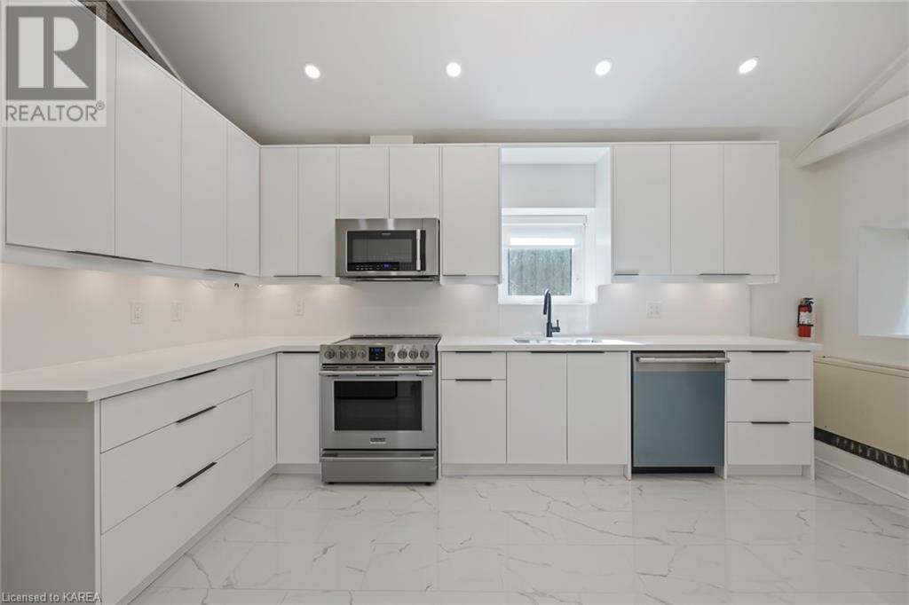 112 YONGE Street