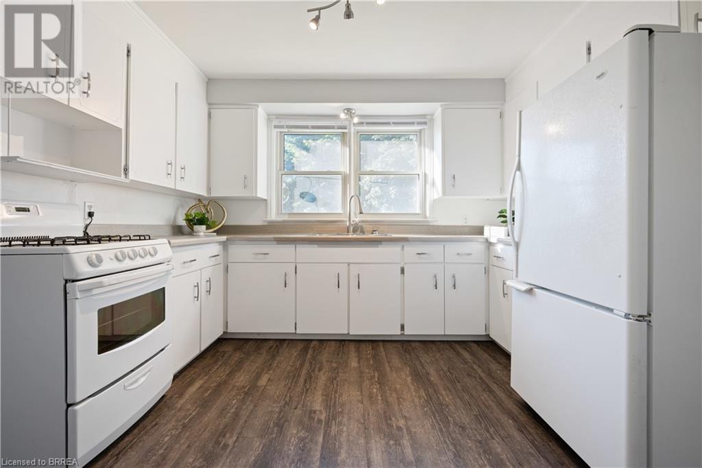 240 QUEENSWAY W