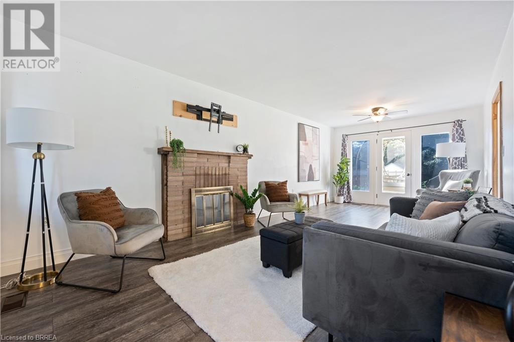 240 QUEENSWAY W