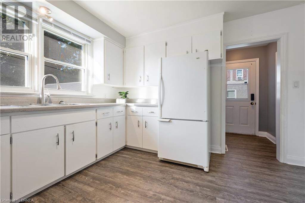 240 QUEENSWAY W