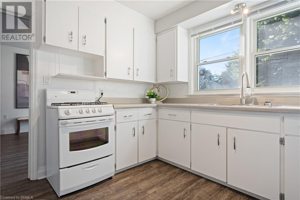 240 QUEENSWAY W