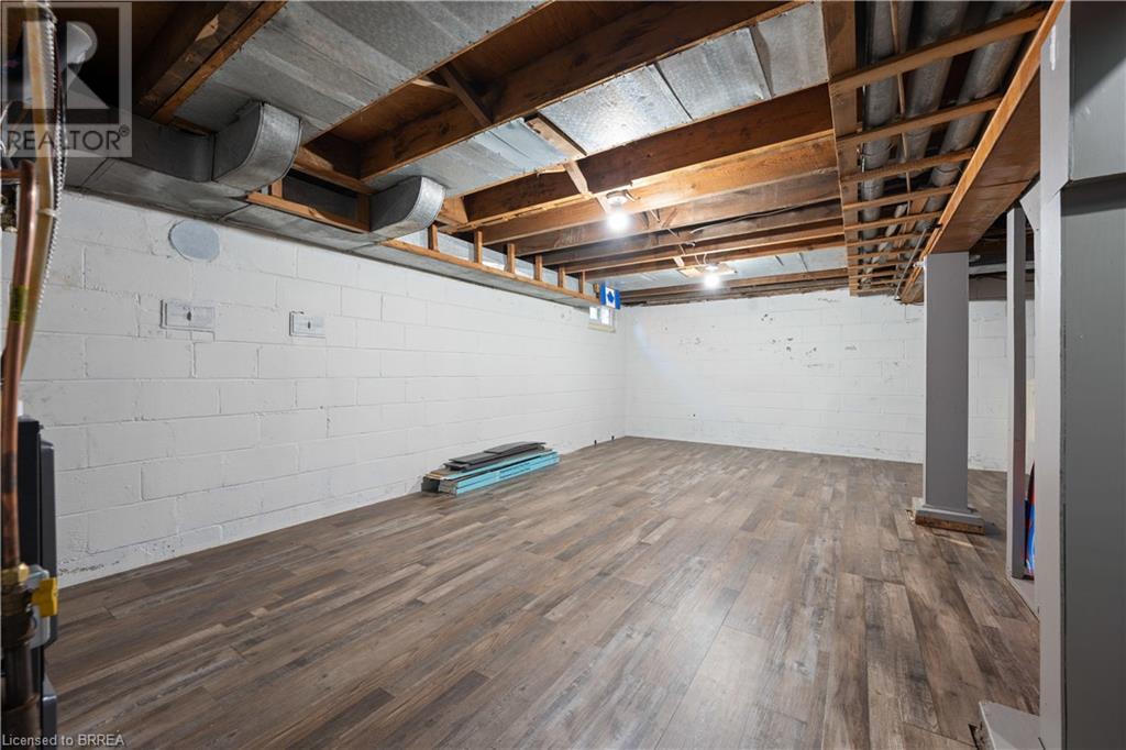 240 QUEENSWAY W