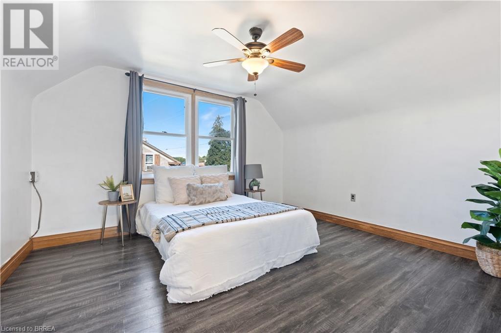 240 QUEENSWAY W