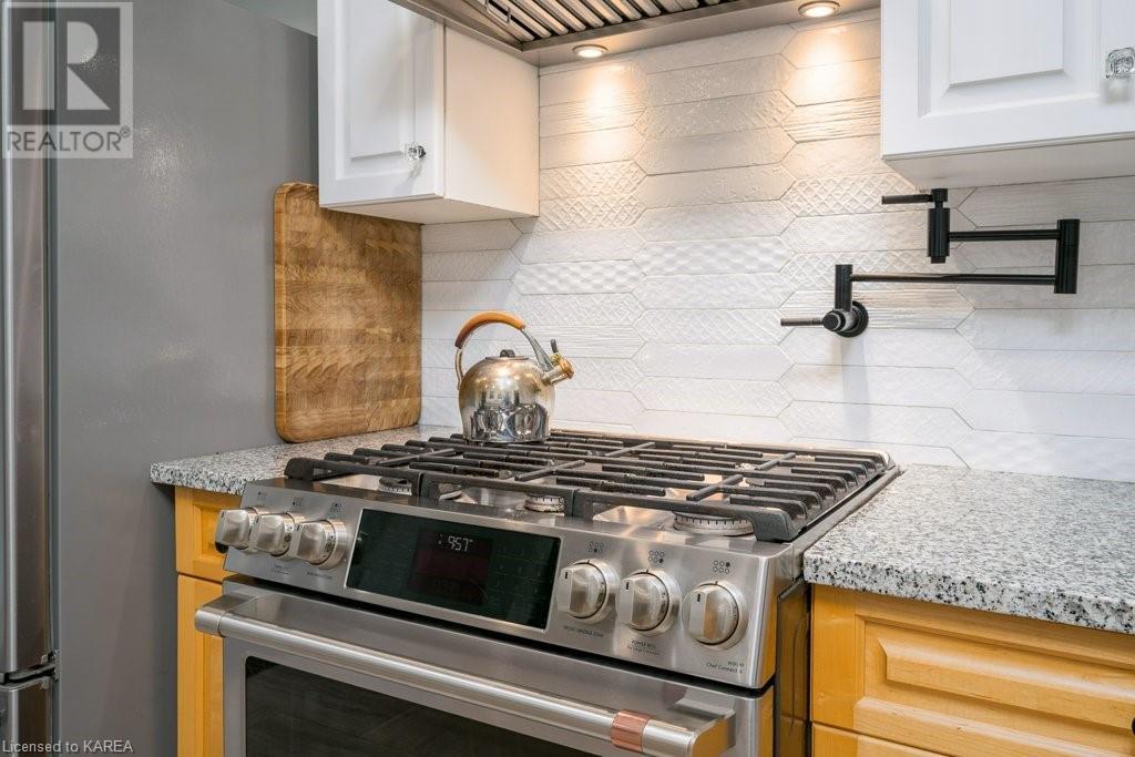 442 DUNDAS Street W