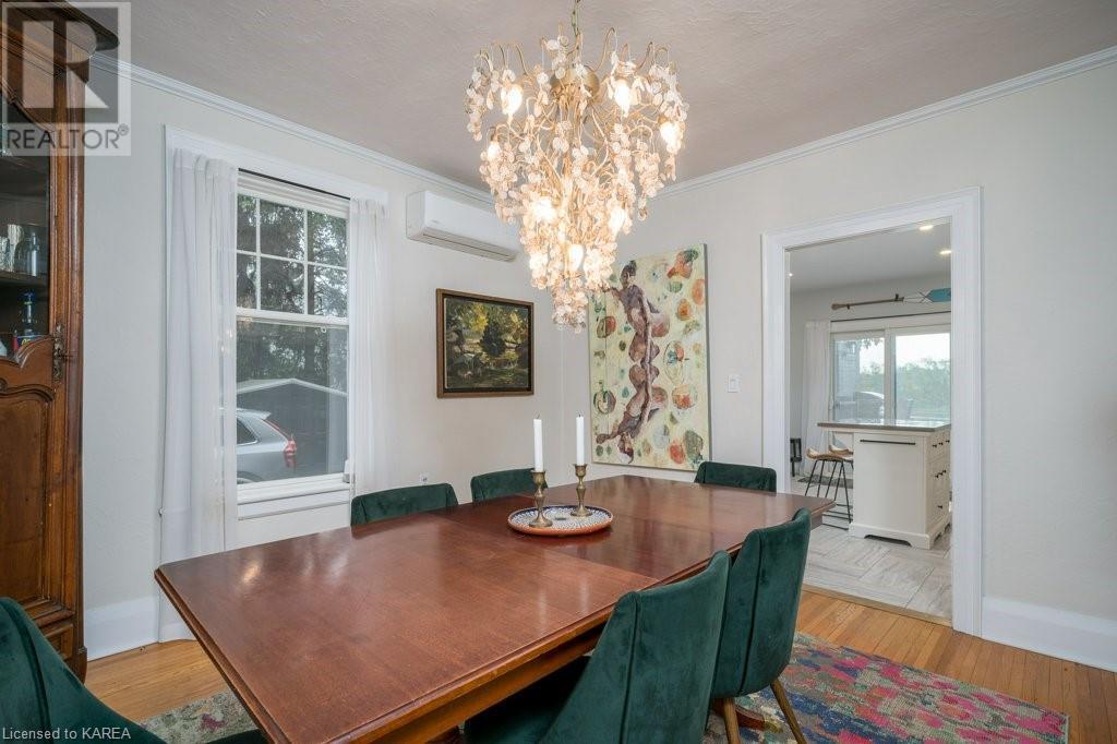 442 DUNDAS Street W