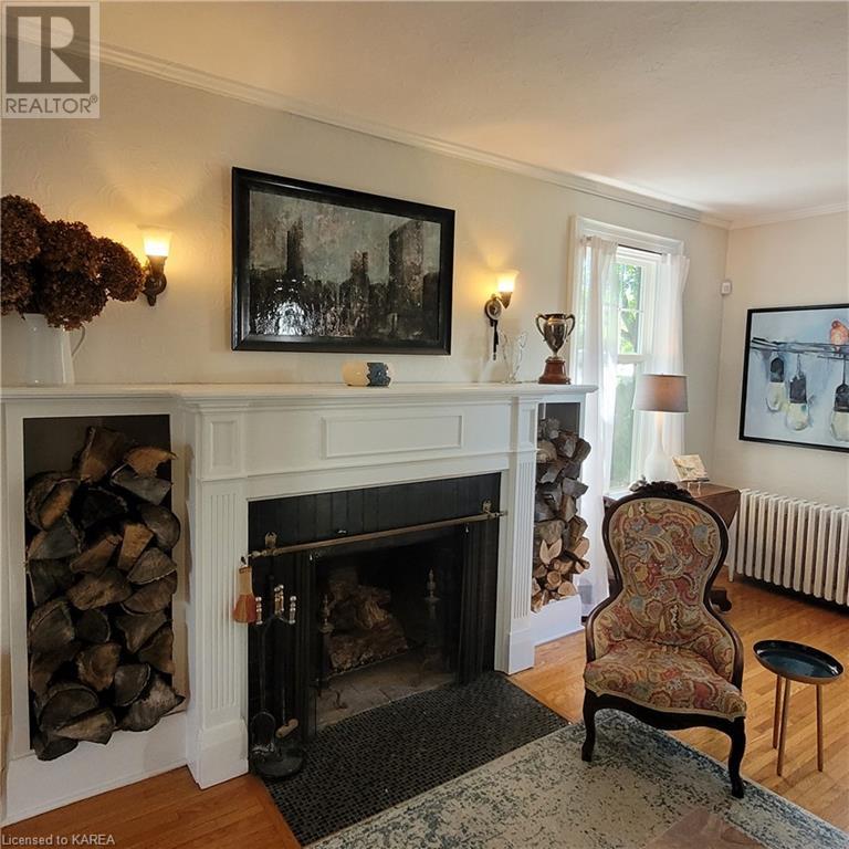 442 DUNDAS Street W
