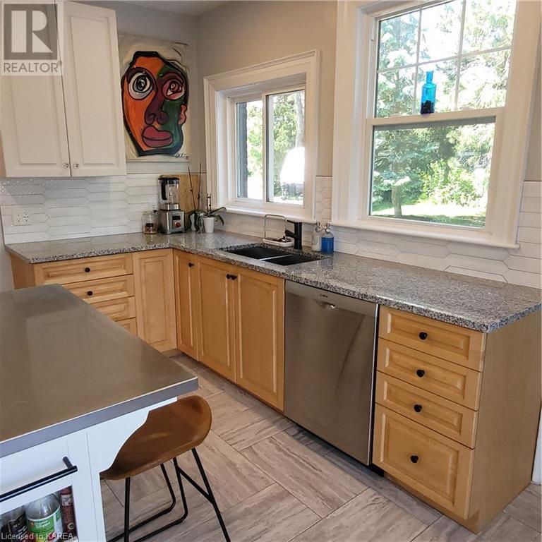 442 DUNDAS Street W