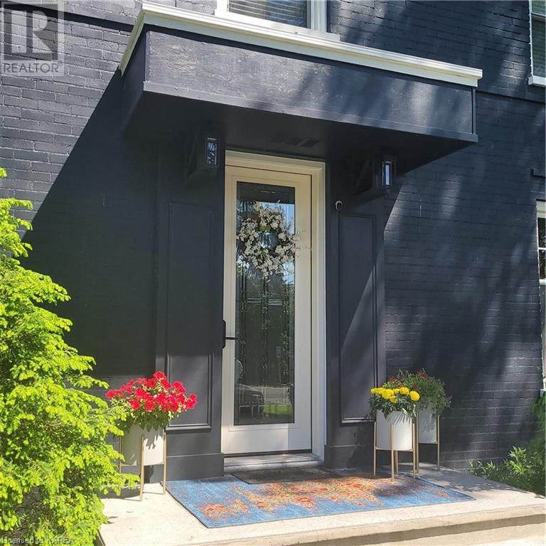 442 DUNDAS Street W