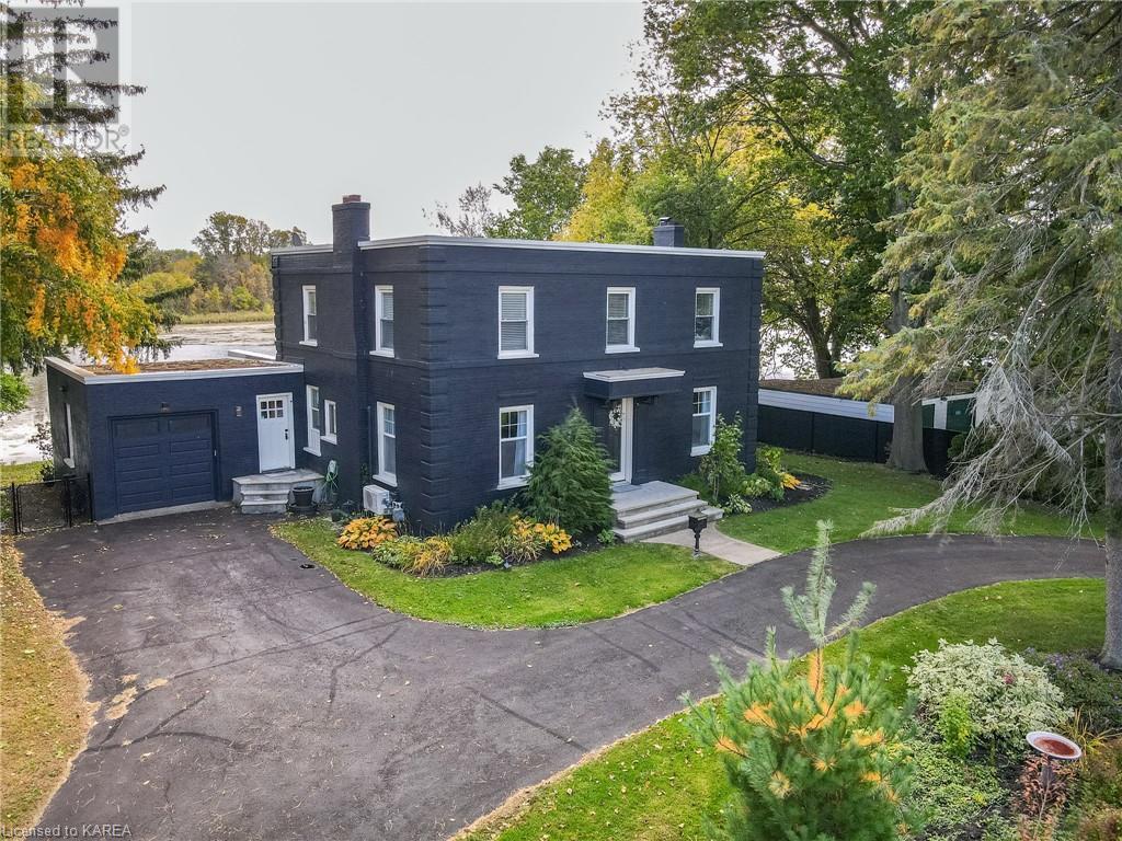 442 DUNDAS Street W