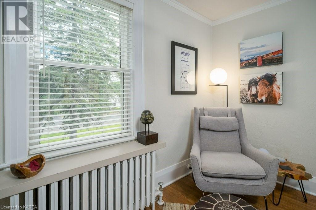 442 DUNDAS Street W