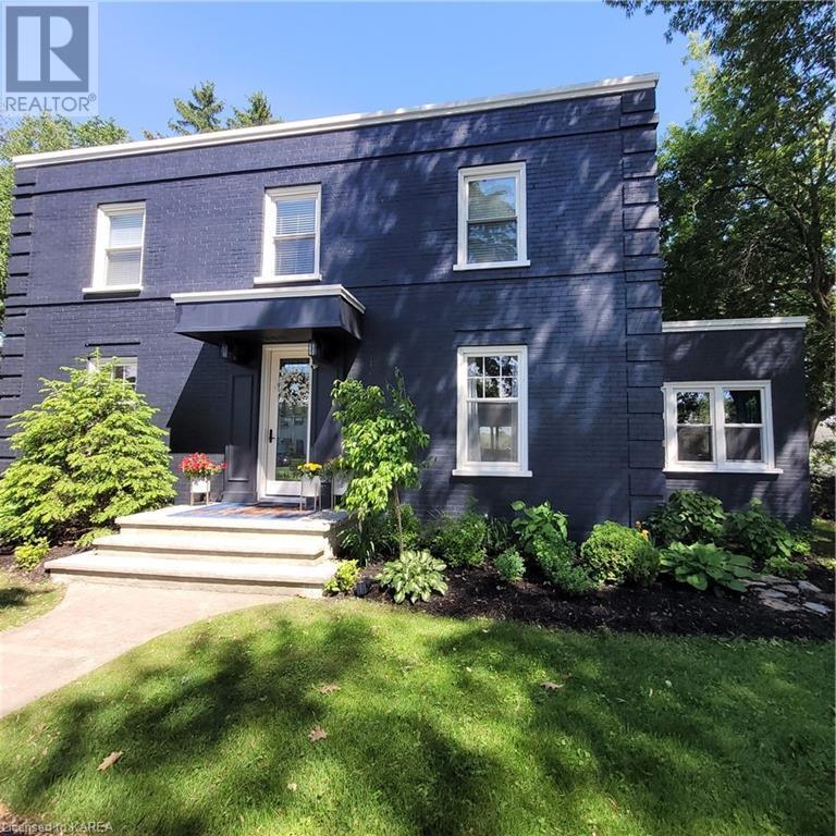 442 DUNDAS Street W
