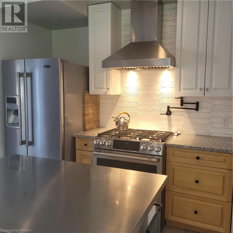 442 DUNDAS Street W