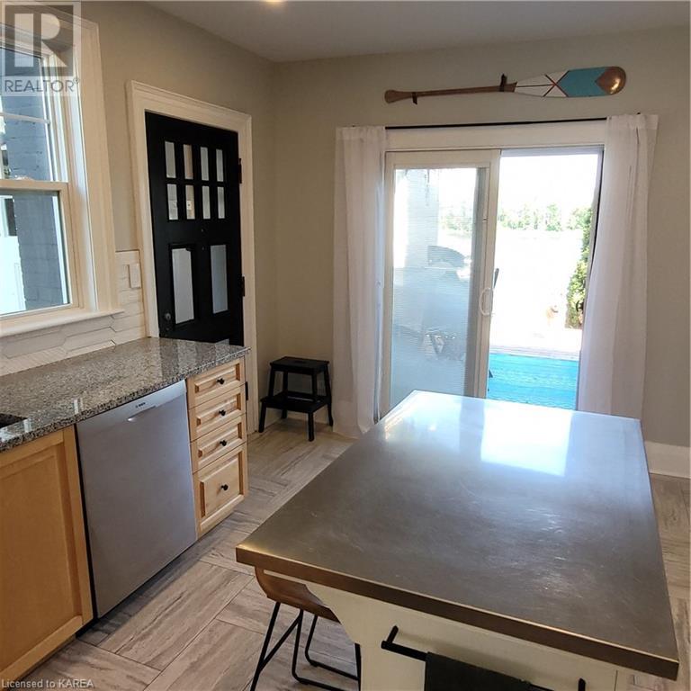 442 DUNDAS Street W