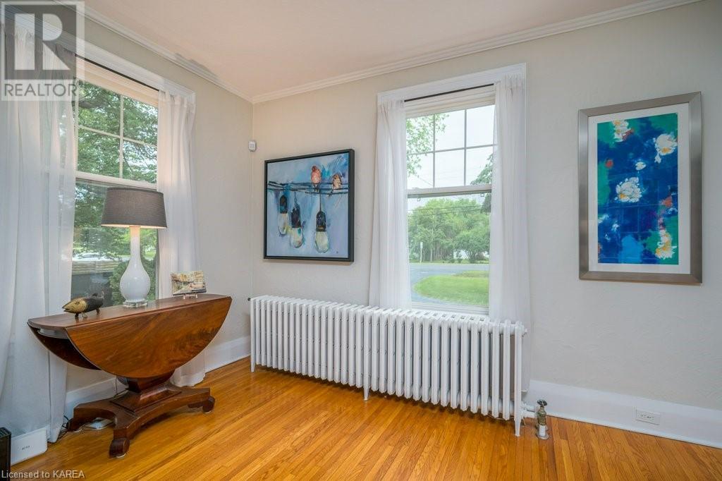 442 DUNDAS Street W
