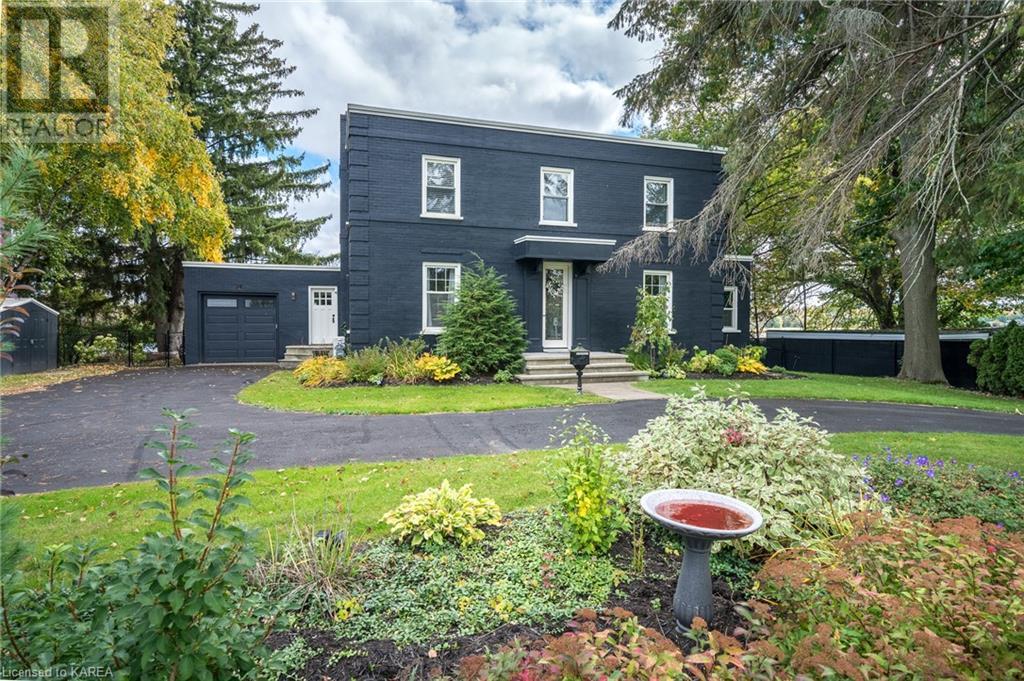 442 DUNDAS Street W