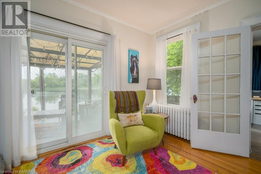 442 DUNDAS Street W