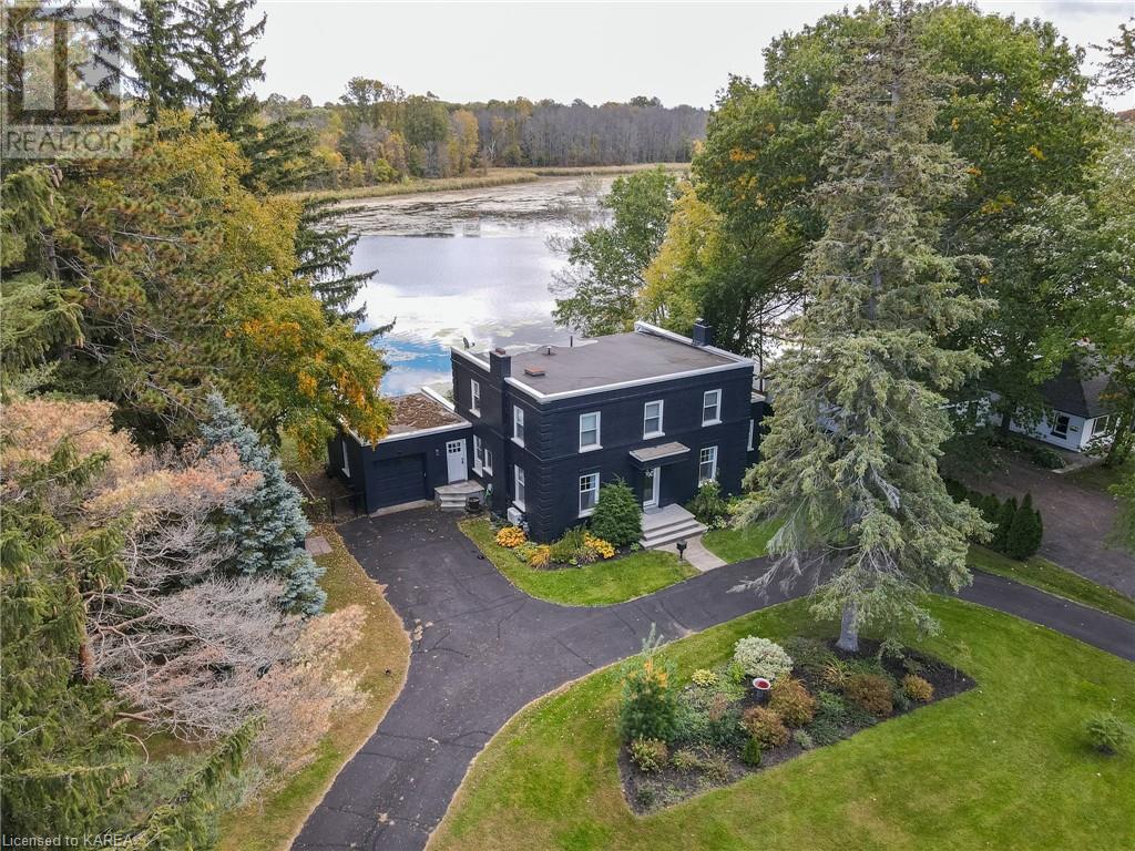 442 DUNDAS Street W