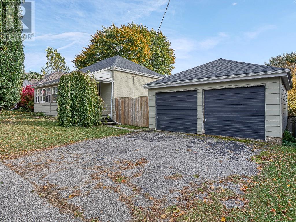 322 QUEEN Street