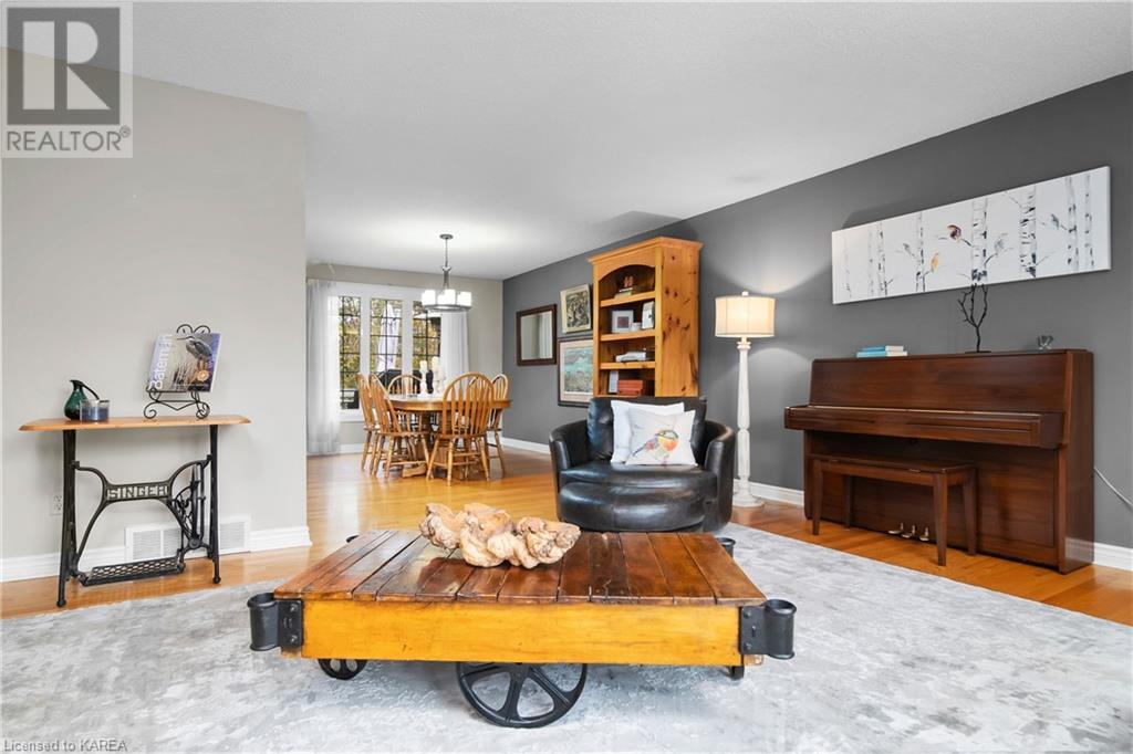 12 OAKWOOD Crescent