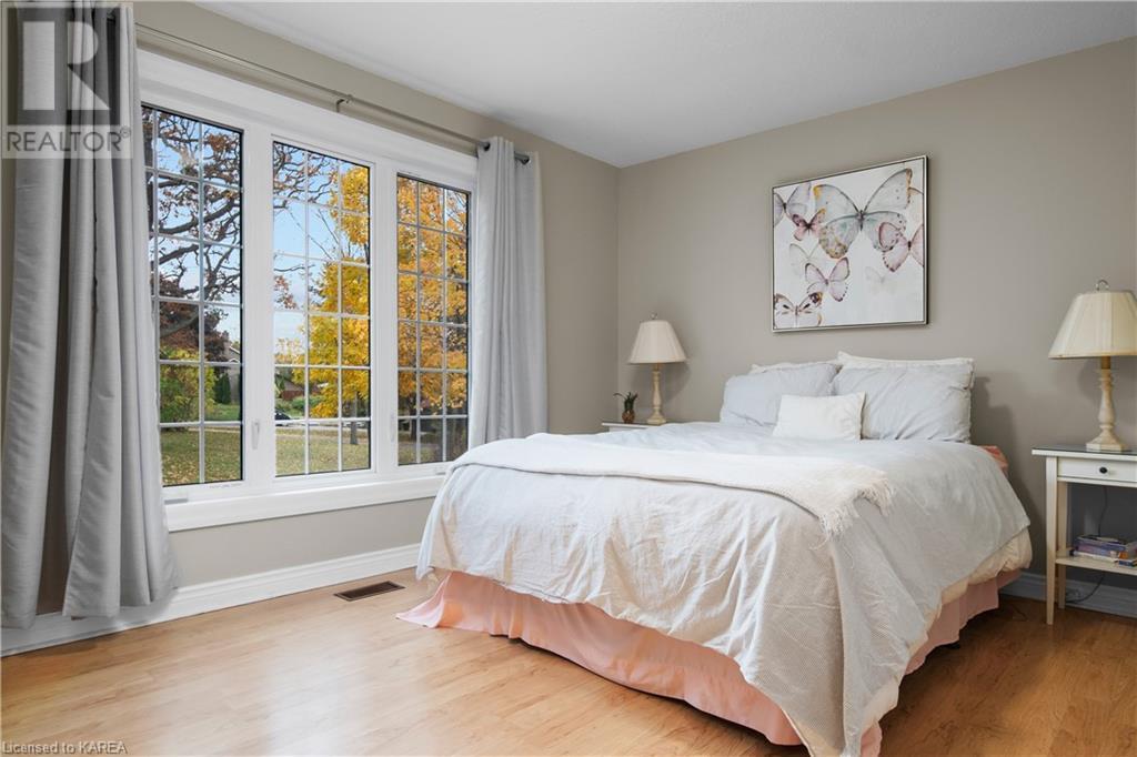 12 OAKWOOD Crescent