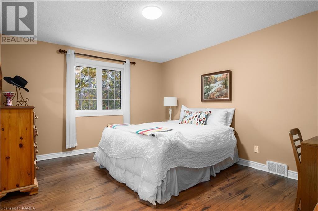 12 OAKWOOD Crescent