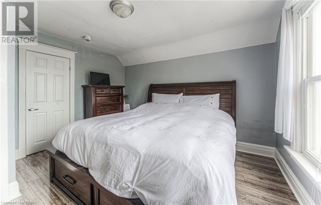 306 DUNDAS Street N