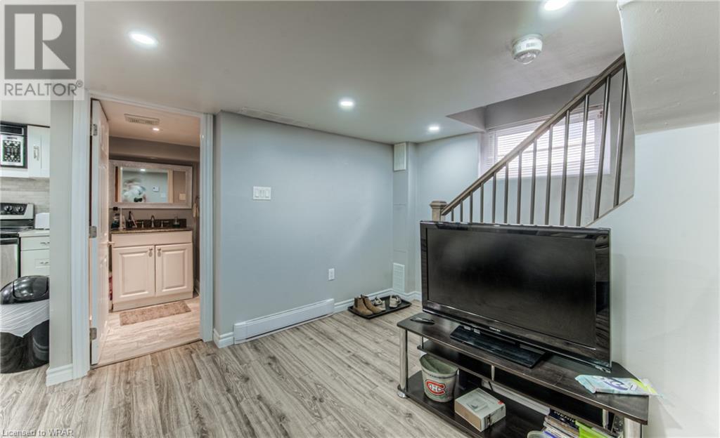 306 DUNDAS Street N