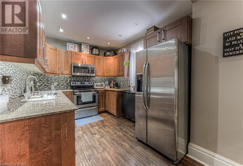 306 DUNDAS Street N
