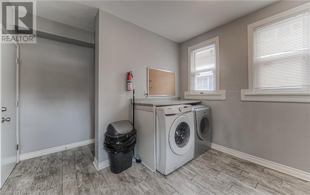 306 DUNDAS Street N