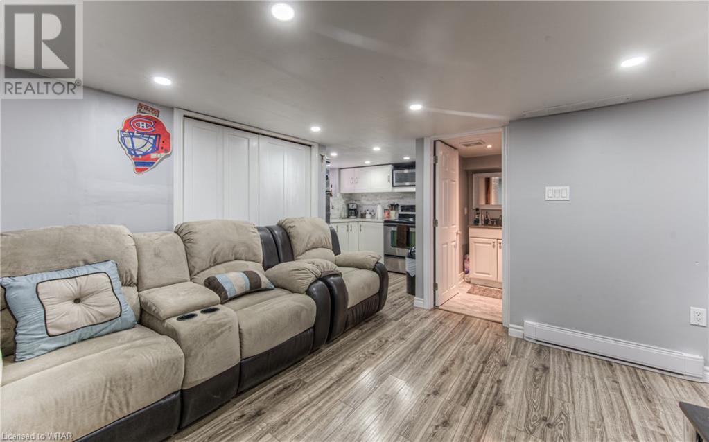 306 DUNDAS Street N