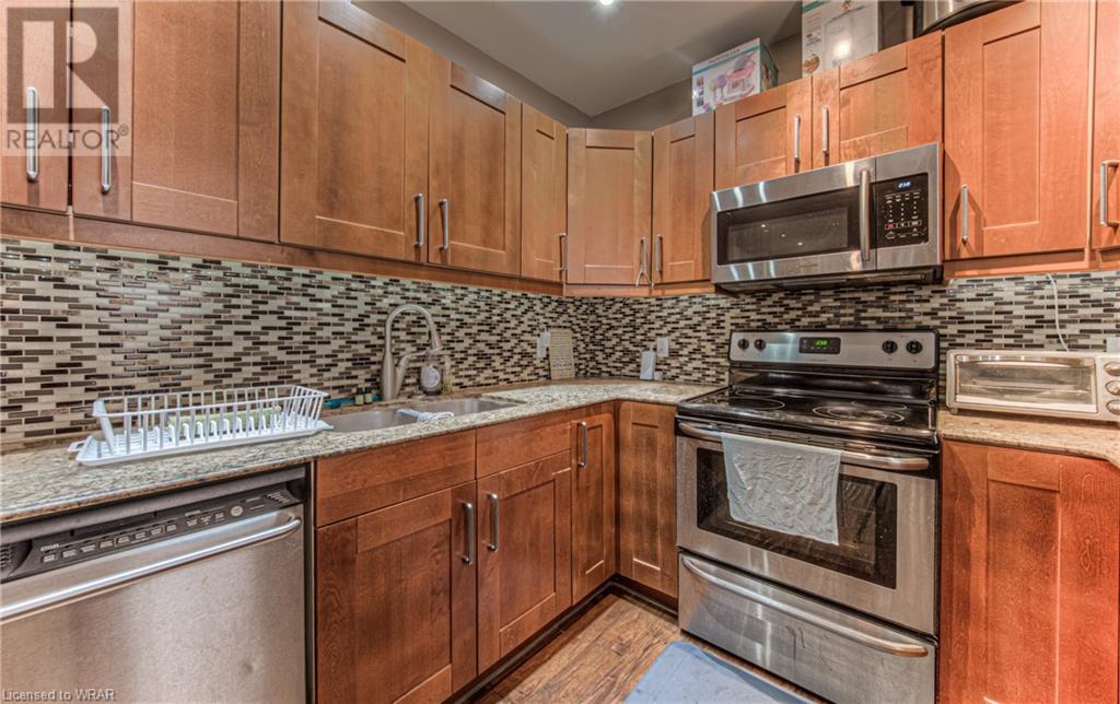 306 DUNDAS Street N