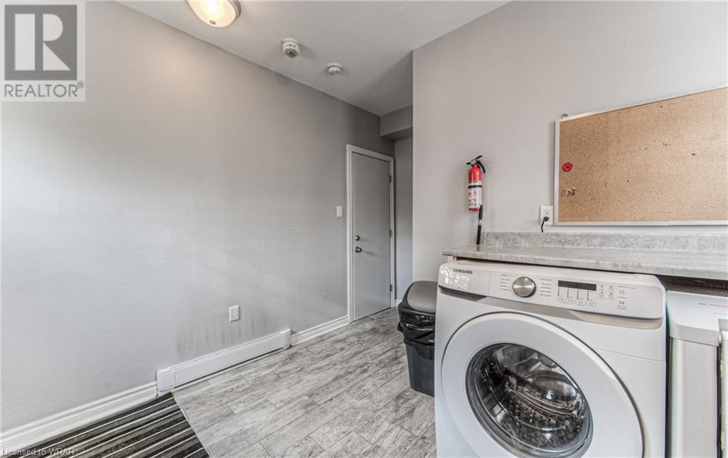 306 DUNDAS Street N