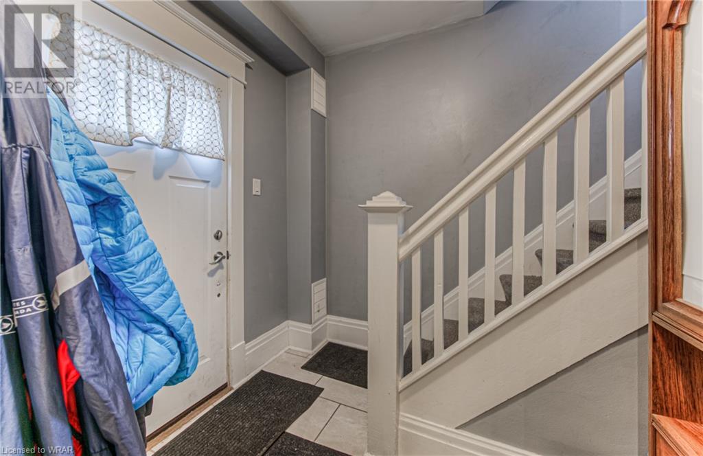 306 DUNDAS Street N