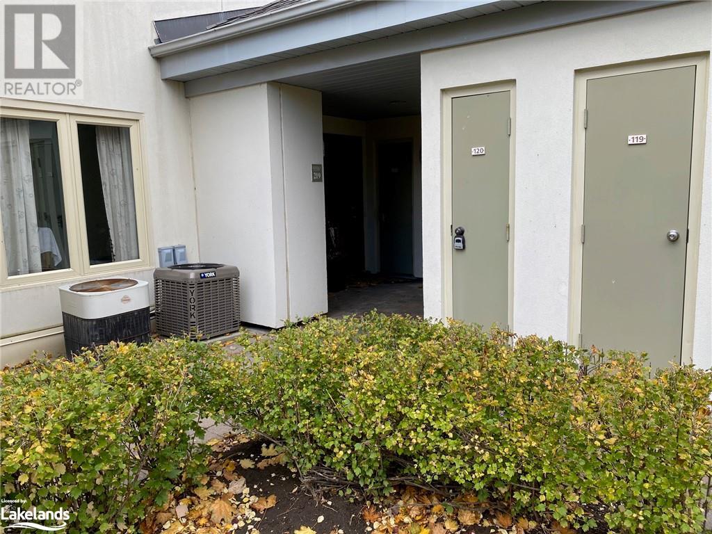 120 FAIRWAY Court Unit# 220