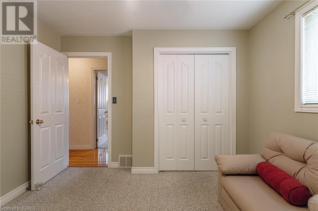 12 FALLS Crescent