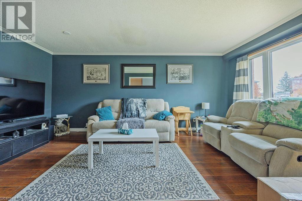 22 HITCH Crescent