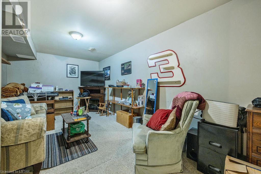 22 HITCH Crescent
