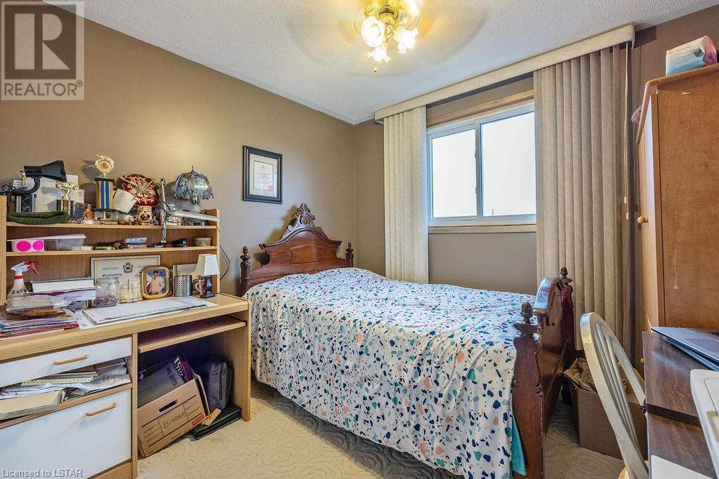 22 HITCH Crescent